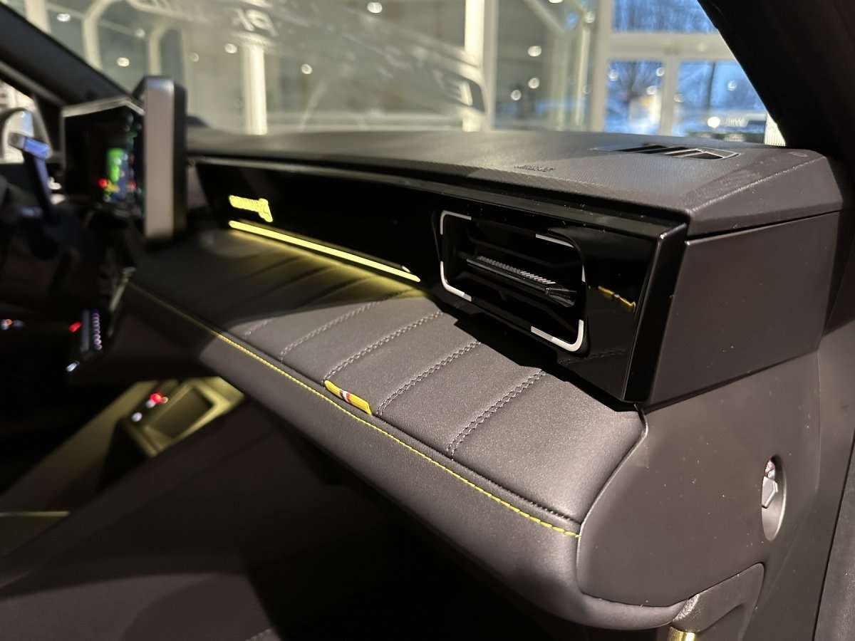 Fahrzeugbild eines Renault 4 E-TECH