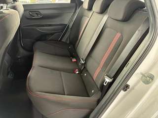 Schräge Frontansicht auf einen Hyundai i20 , freigestellt