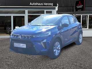Schräge Frontansicht auf einen Mitsubishi ASX , freigestellt