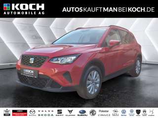 Schräge Frontansicht auf einen SEAT Arona , freigestellt