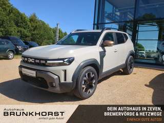 Schräge Frontansicht auf einen Dacia Duster , freigestellt