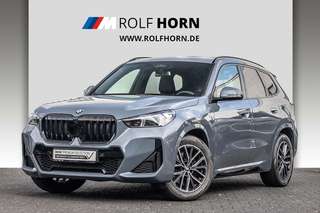 Schräge Frontansicht auf einen BMW X1 , freigestellt