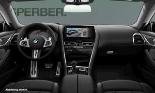 Schräge Frontansicht auf einen BMW 8er-Reihe , freigestellt