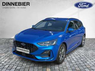 Schräge Frontansicht auf einen Ford Focus , freigestellt