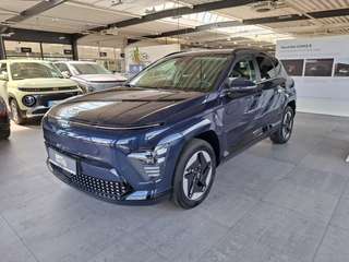Schräge Frontansicht auf einen Hyundai Kona Elektro , freigestellt
