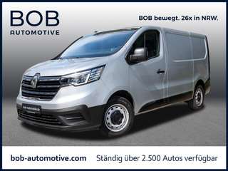 Schräge Frontansicht auf einen Renault Trafic , freigestellt