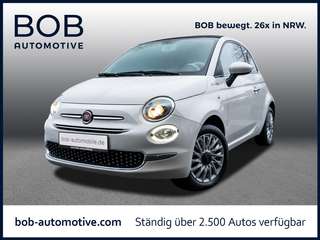 Schräge Frontansicht auf einen Fiat 500 , freigestellt
