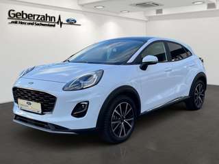 Schräge Frontansicht auf einen Ford Puma , freigestellt