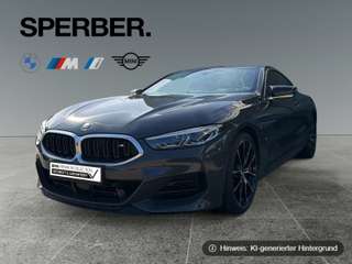 Schräge Frontansicht auf einen BMW 8er-Reihe , freigestellt