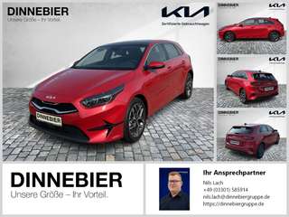 Schräge Frontansicht auf einen Kia cee'd , freigestellt