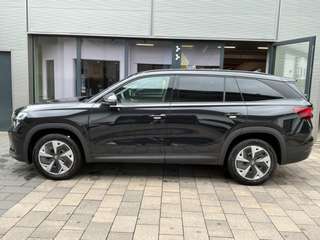 Schräge Frontansicht auf einen Skoda Kodiaq , freigestellt