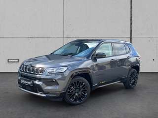 Schräge Frontansicht auf einen Jeep Compass , freigestellt
