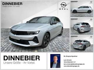 Schräge Frontansicht auf einen Opel Astra , freigestellt