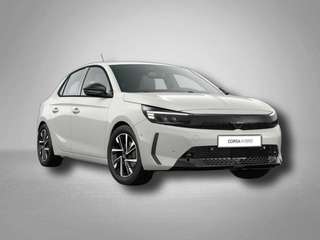 Schräge Frontansicht auf einen Opel Corsa , freigestellt