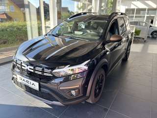 Schräge Frontansicht auf einen Dacia Jogger , freigestellt