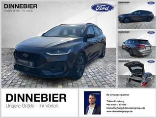 Schräge Frontansicht auf einen Ford Focus , freigestellt