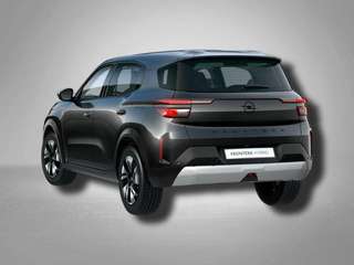 Schräge Frontansicht auf einen Opel Frontera , freigestellt