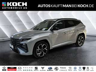 Schräge Frontansicht auf einen Hyundai Tucson , freigestellt