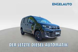 Schräge Frontansicht auf einen Citroën Berlingo , freigestellt