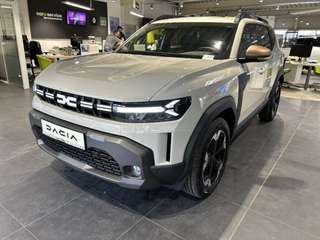 Schräge Frontansicht auf einen Dacia Duster , freigestellt