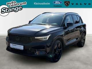 Schräge Frontansicht auf einen Volvo XC40 , freigestellt