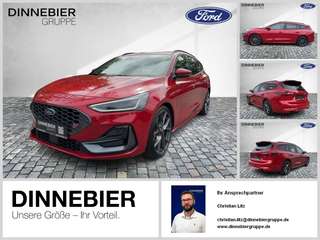 Schräge Frontansicht auf einen Ford Focus , freigestellt