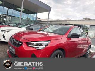 Schräge Frontansicht auf einen Opel Corsa , freigestellt