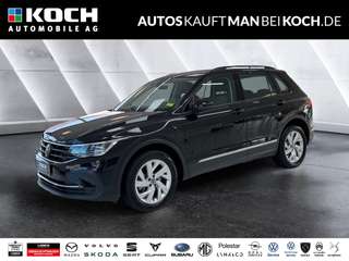 Schräge Frontansicht auf einen Volkswagen Tiguan , freigestellt
