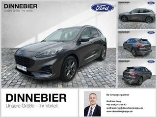 Schräge Frontansicht auf einen Ford Kuga , freigestellt