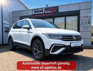 Schräge Frontansicht auf einen Volkswagen Tiguan Allspace , freigestellt