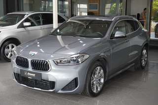 Schräge Frontansicht auf einen BMW X2 , freigestellt