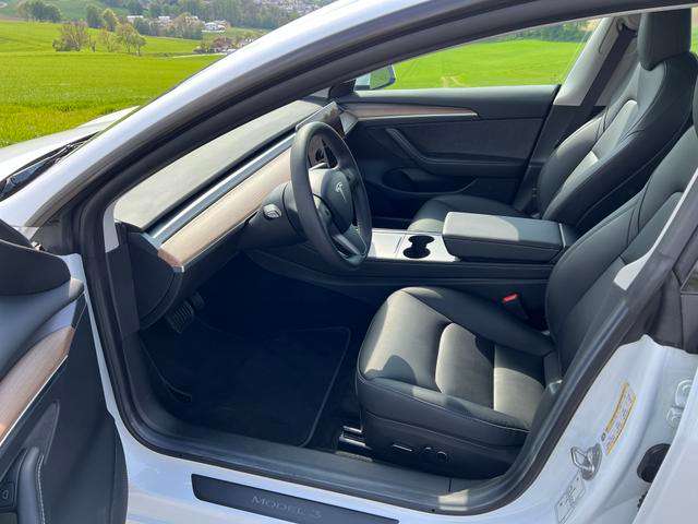 Fahrzeugbild eines TESLA Model 3