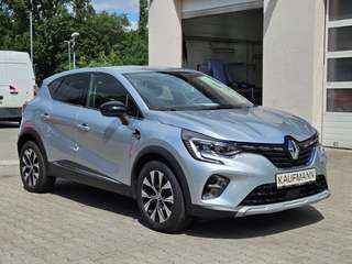 Schräge Frontansicht auf einen Renault Captur , freigestellt