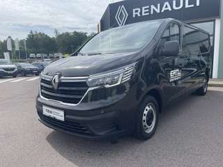 Schräge Frontansicht auf einen Renault Trafic , freigestellt