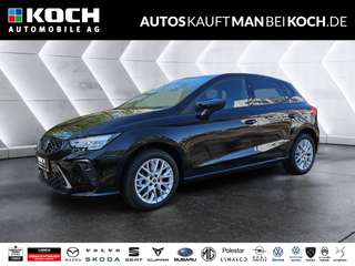 Schräge Frontansicht auf einen SEAT Ibiza , freigestellt