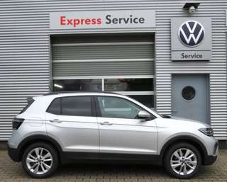 Schräge Frontansicht auf einen Volkswagen T-Cross , freigestellt