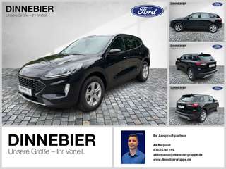 Schräge Frontansicht auf einen Ford Kuga , freigestellt