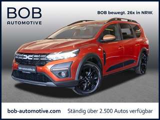 Schräge Frontansicht auf einen Dacia Jogger , freigestellt