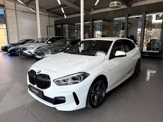 Schräge Frontansicht auf einen BMW 1er-Reihe , freigestellt