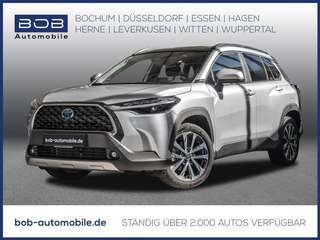 Schräge Frontansicht auf einen Toyota Corolla Cross , freigestellt