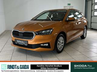 Schräge Frontansicht auf einen Skoda Fabia , freigestellt