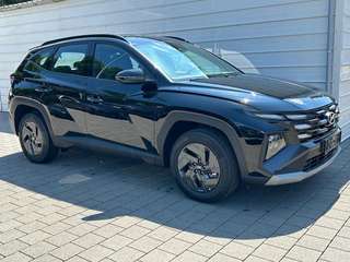 Schräge Frontansicht auf einen Hyundai Tucson , freigestellt