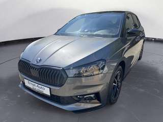 Schräge Frontansicht auf einen Skoda Fabia , freigestellt