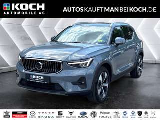 Schräge Frontansicht auf einen Volvo XC40 , freigestellt