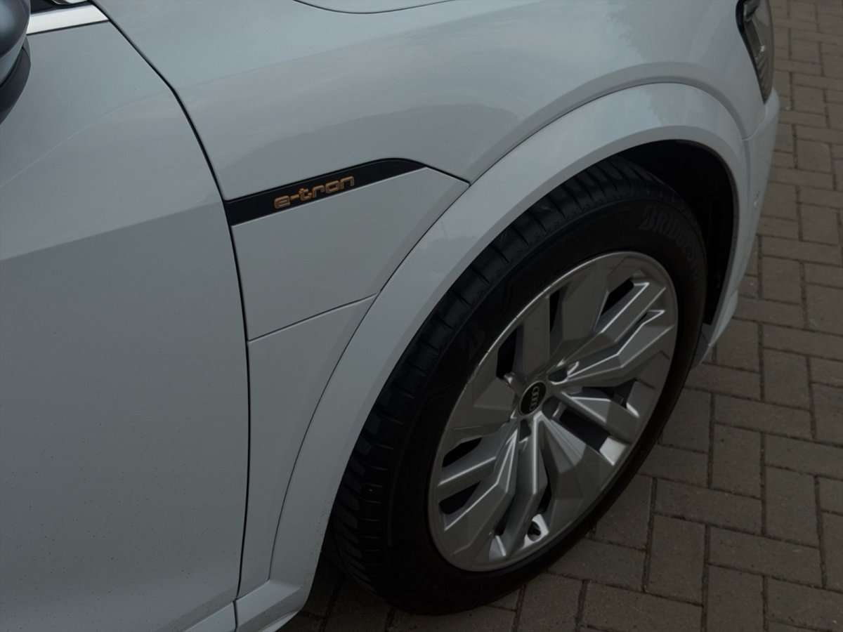 Fahrzeugbild eines Audi e-tron