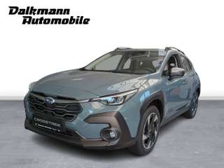 Schräge Frontansicht auf einen Subaru Crosstrek , freigestellt