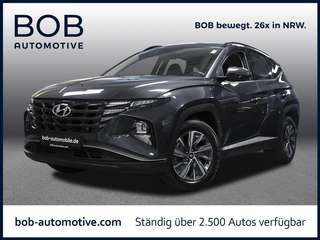 Schräge Frontansicht auf einen Hyundai Tucson , freigestellt