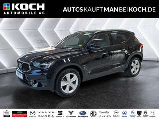 Schräge Frontansicht auf einen Volvo XC40 , freigestellt
