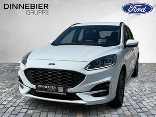 Schräge Frontansicht auf einen Ford Kuga , freigestellt