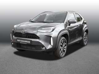 Schräge Frontansicht auf einen Toyota Yaris Cross , freigestellt